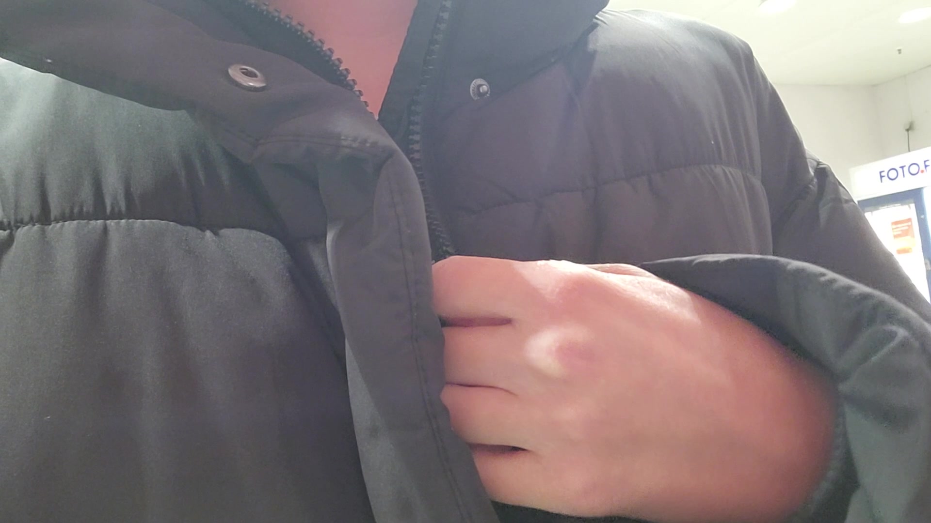 Ja kann ja mal passieren, dass man Morgens in eile ein paar Kleidungsstücke vergisst oder?
Hatte ja um Glück eine fette Winterjacke an, die ich nur für dich öffne..