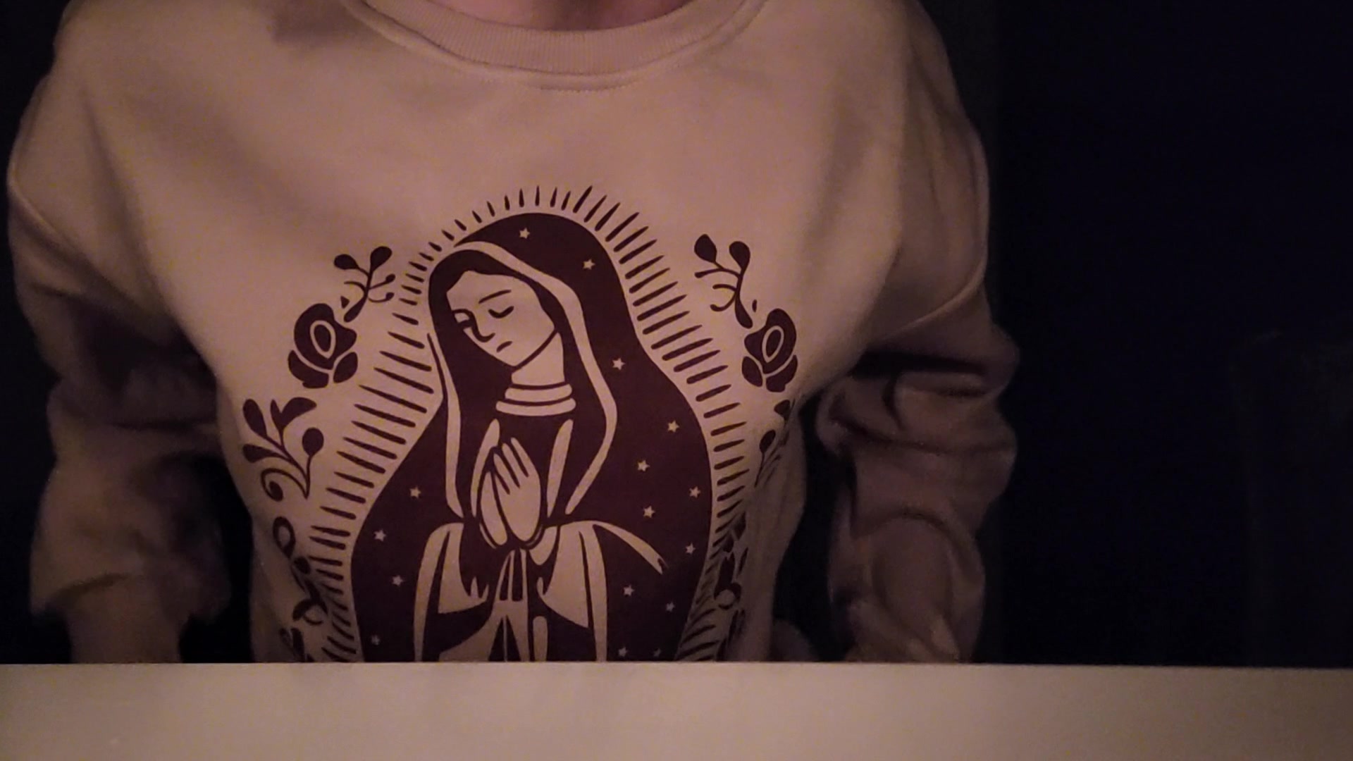 Ich liebe es einfach abends bei Kerzenschein, wenn nicht nur die Kerze heiß ist... 
Ich glaube ich sollte meinen Slip noch einmal wechseln bevor ich mein frommes Abendgebet spreche oder...