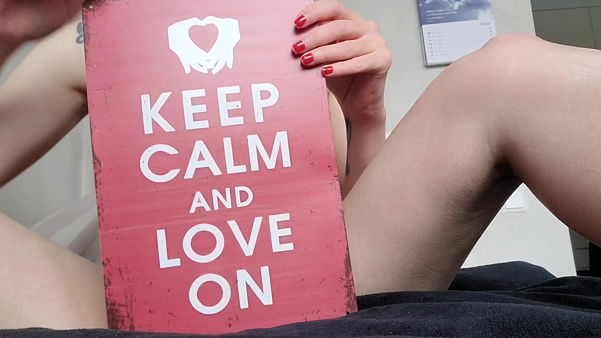 OMG, wieso kann nix normal bei mir laufen, sowie bei jeder anderen Frau? Ich habe mir einen neuen Dildo gekauft, aber der ist zu breit und will nicht so einfach reinrutschen. Ich habe es direkt für dich live mit gefilmt, als ich ihn zum Ersten Mal getestet habe. 
Mach ich irgendetwas falsch? Sag du es mir bitte, Help me!