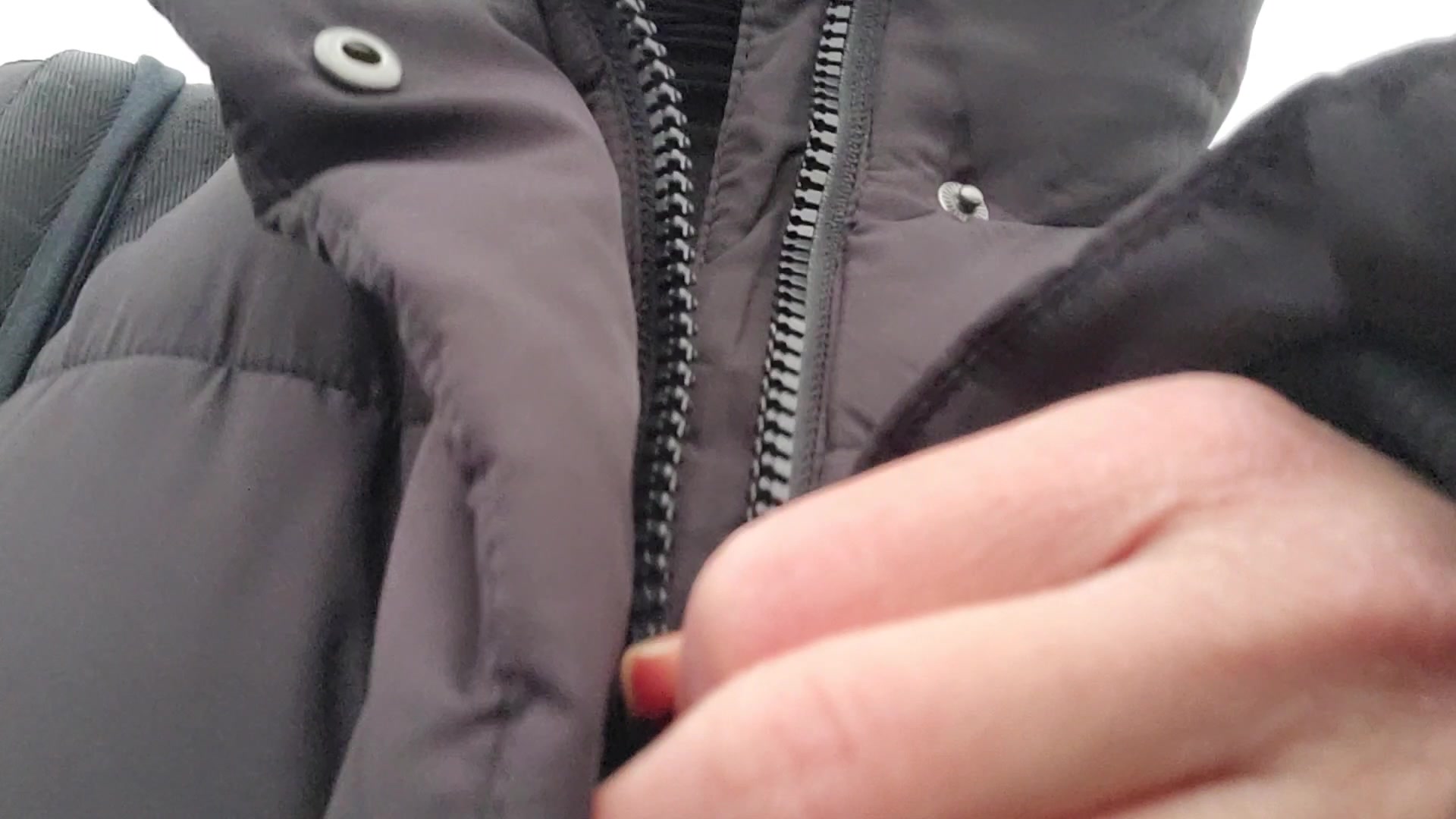 Daily Geilheit! Brüste wippen beim spazieren gehen! Lassen wir meinen Bürsten die Freiheit oder gibt es irgendwelche Einwände deinerseits? 
Mal wieder ein ganz spontanes Video, was soll ich auch alleine draußen sonst tuen?