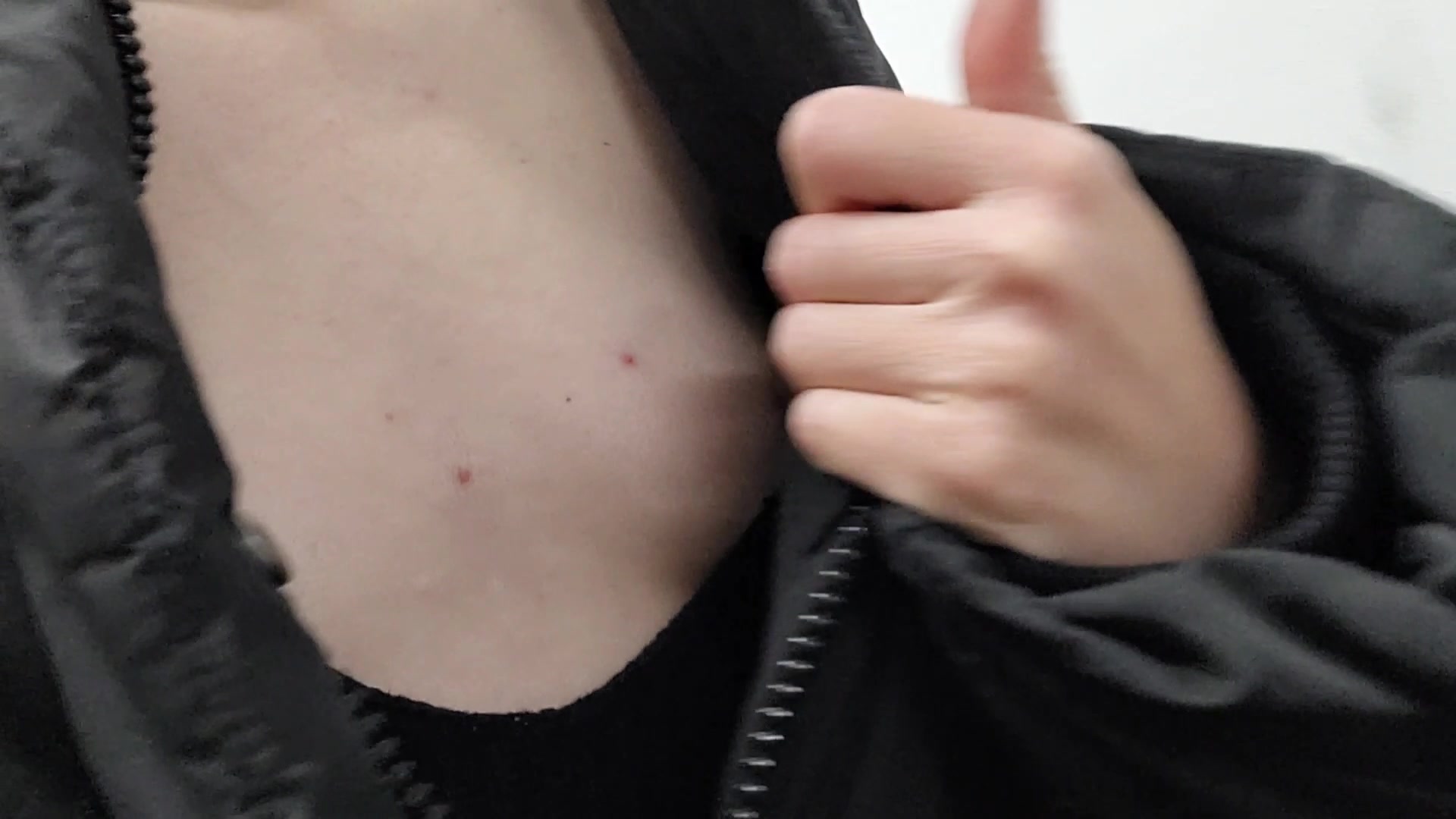 Leider habe ich zu spät gemerkt, dass ich einen Pulli mit einem viel zu tiefen Ausschnitt anhatte. Dann war ich auch noch zu früh vor dem Supermarkt, was soll man da auch anders machen, als an seinen Nippeln zu spielen?