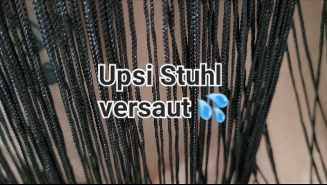 Ja so schnell kann es gehen.... Ohne Schutz...
Ich sitze mal kurz ohne Slip auf meinem Stuhl und schon ist er nass...
Jetzt weißt du warum ich normalerweise nie ohne Slip an der Muschi unterwegs bin. Wenn ich vor der Cam bin kann es halt mal passieren, daher komm vorbei und erinnere mich immer daran einen Slip anzuziehen. Danke schon mal!