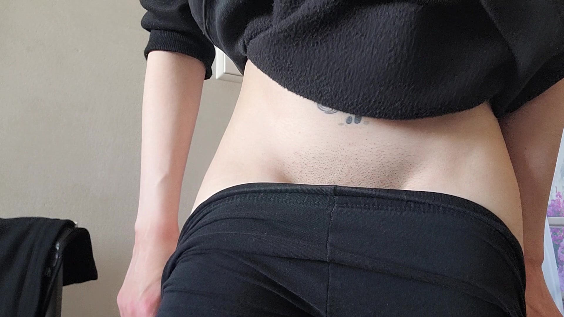 Daily Geilheit! Ohne Höschen draußen und ausgelaufen! Spontan bin ich noch kurz raus, habe für die paar Minuten nicht extra ein frisches Höschen anziehen wollen..
Natürlich hat das meine Muschi ausgenutzt und ist total ausgelaufen..
EINFACH ZU EXTREM