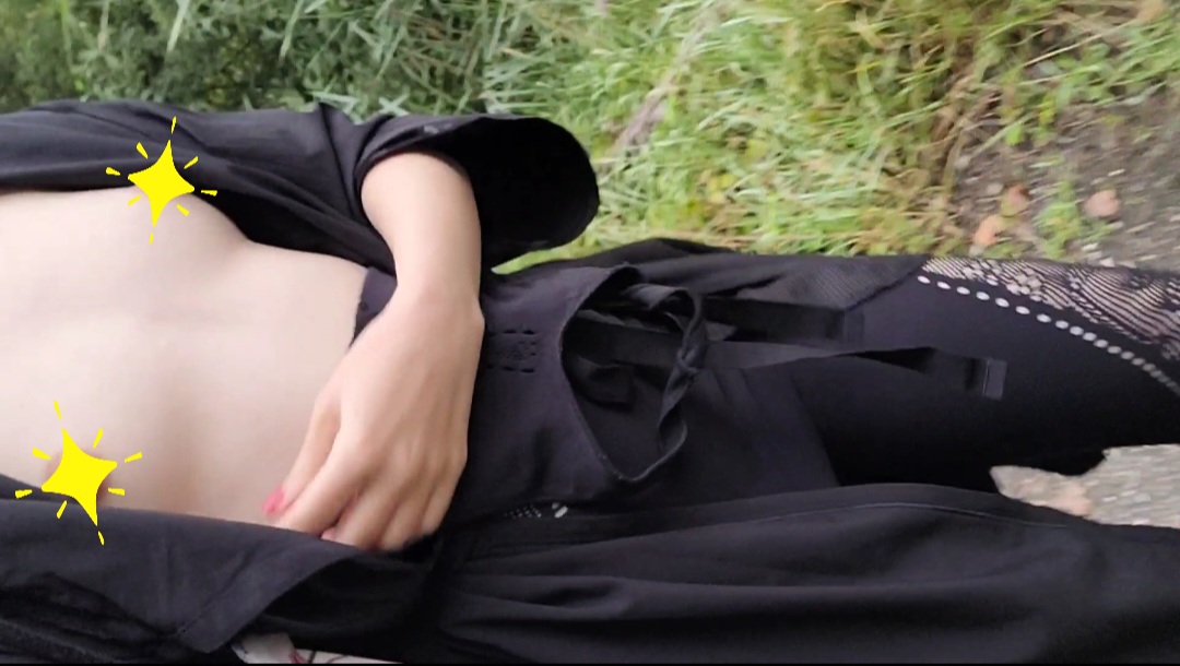 Daily Geilheit! Oben ohne im Naturschutzgebiet! Freiluft für meine natürlichen Brüste! Frische Luft tut gut, dass sagte schon Mutti und was Mutti sagt muss doch umgesetzt werden! Meinen Brüsten hat die frei Luft aufjedenfall gut getan und sie wackelten fröhlich vor sich hin....