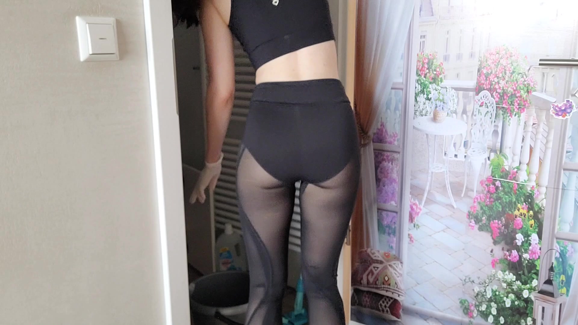 Anstatt nur auf meinen Arsch zu klotzen könntest du auch mal Hand anlegen, damit ich schneller deinen Schwanz durchschrubben kann! Oder magst du nicht?