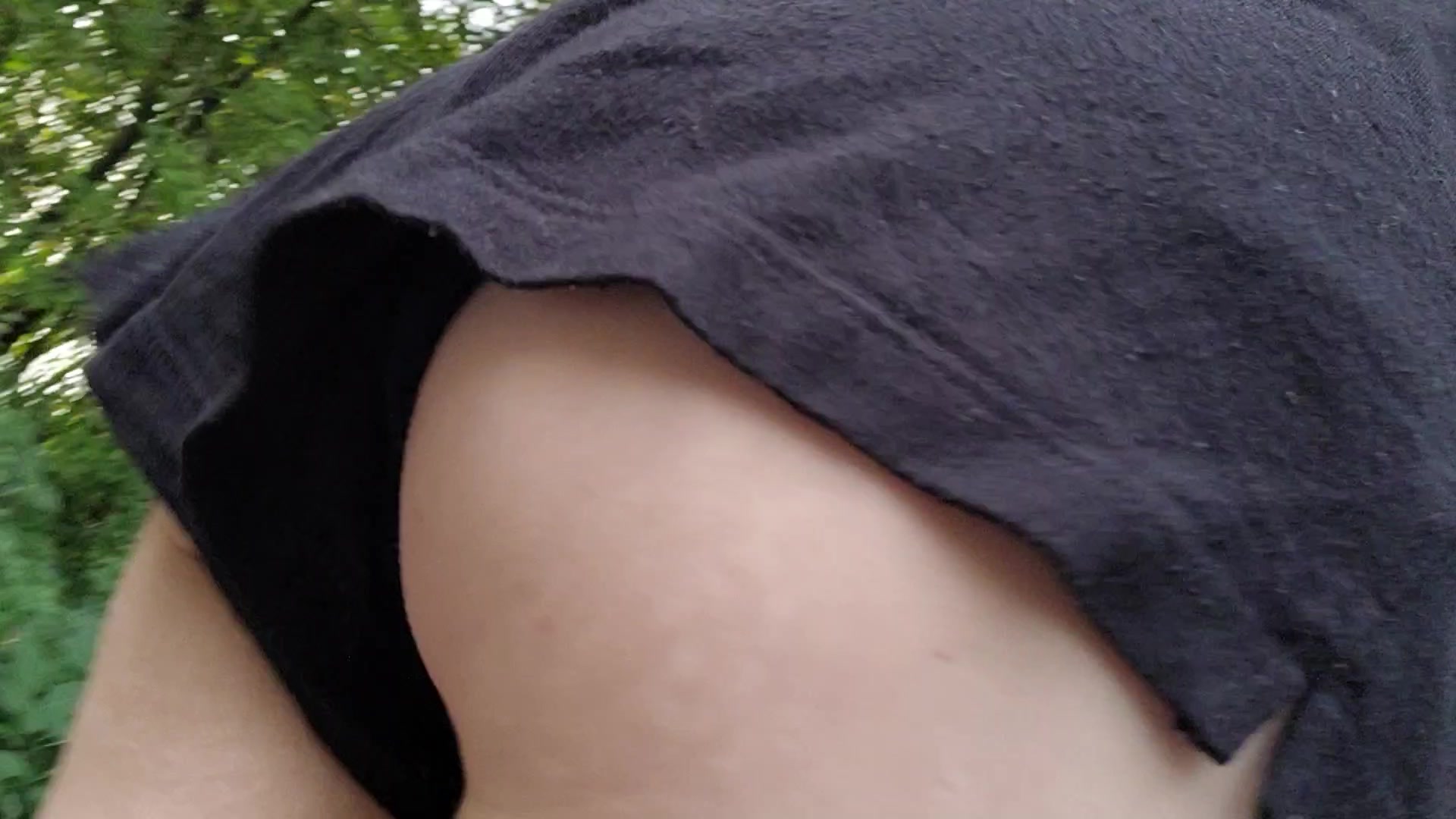 Ja einmal im Monat ist es leider der Fall, meine Muschi läuft noch schlimmer aus als sonst! Und Schitt ich habe erst draußen bemerkt, dass man meine Binde gesehen hat und meine Nippel total durchs weiße Shirt gestochen haben! Oh nein! Oder findest du es nicht schlimm, wenn Frau quasi gepampert draußen unterwegs ist?