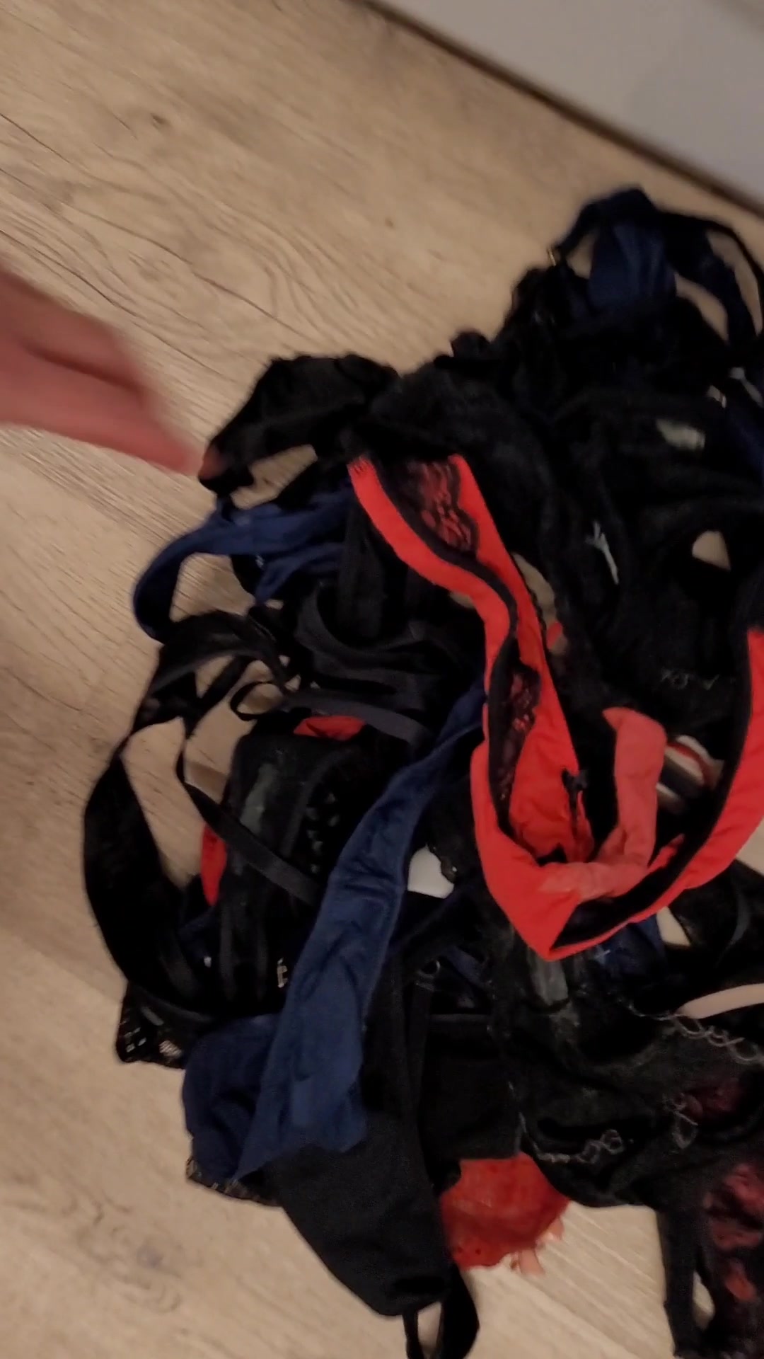 Special Video! Nur bis 8.12.24 online. Über 5 Minuten meine Geilheit erleben! Ich musste mal wieder meine dirty Slips waschen, da sie schon eine weile im Wäschekorb lagen, habe ich sie noch mit meinem Natursekt eingeweicht. 
Lass dir diese  Geilheit nicht entgehen