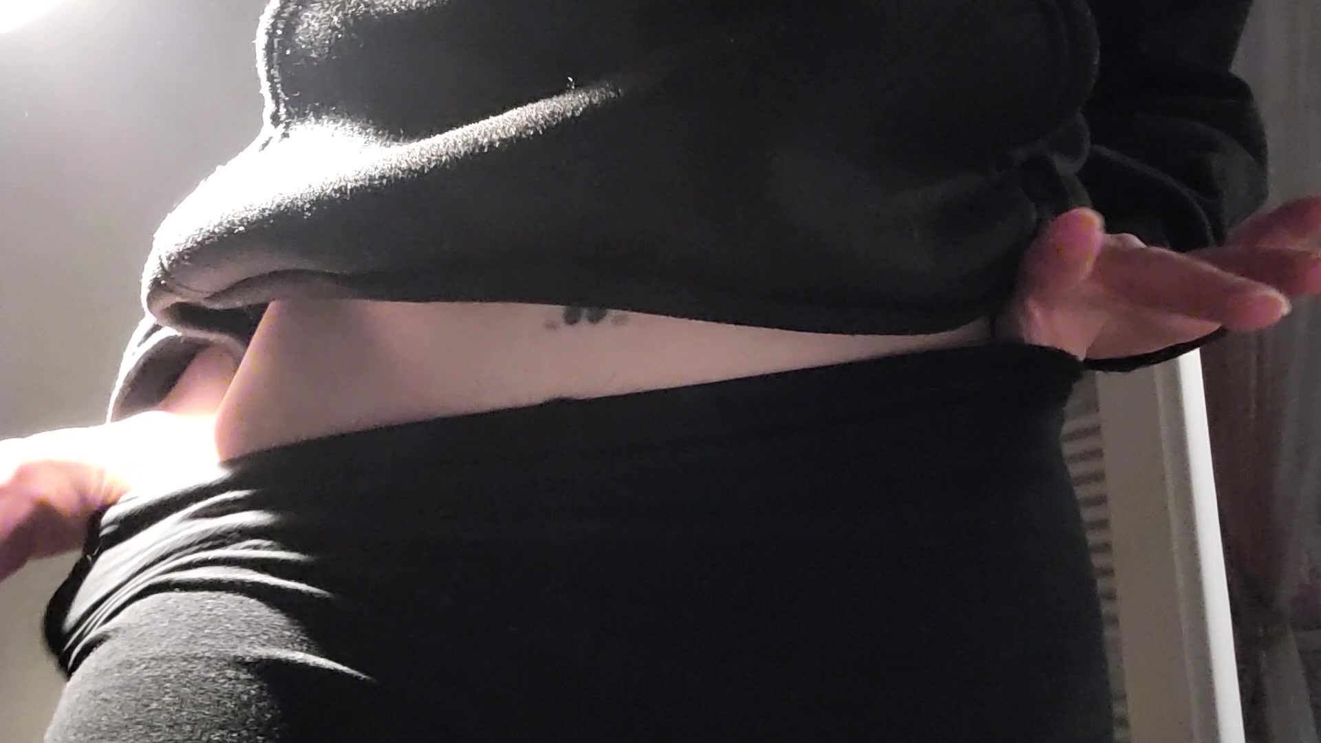 Wo steckt deine flinke Zunge wenn mein Locch tropft, ich versau mir meine ganzen Leggings, denn ein Höschen habe ich heute vergessen anzuziehen. Schau dir mein tropfendes Loch an, dass braucht doch deine flinke Zunge oder?