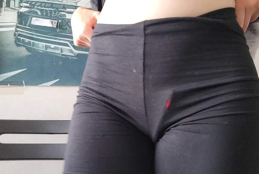 Lou-ShayenneVolpe: Heißer Einkauf! Ohne Höschen und mit Lush in der M****i einkaufen!