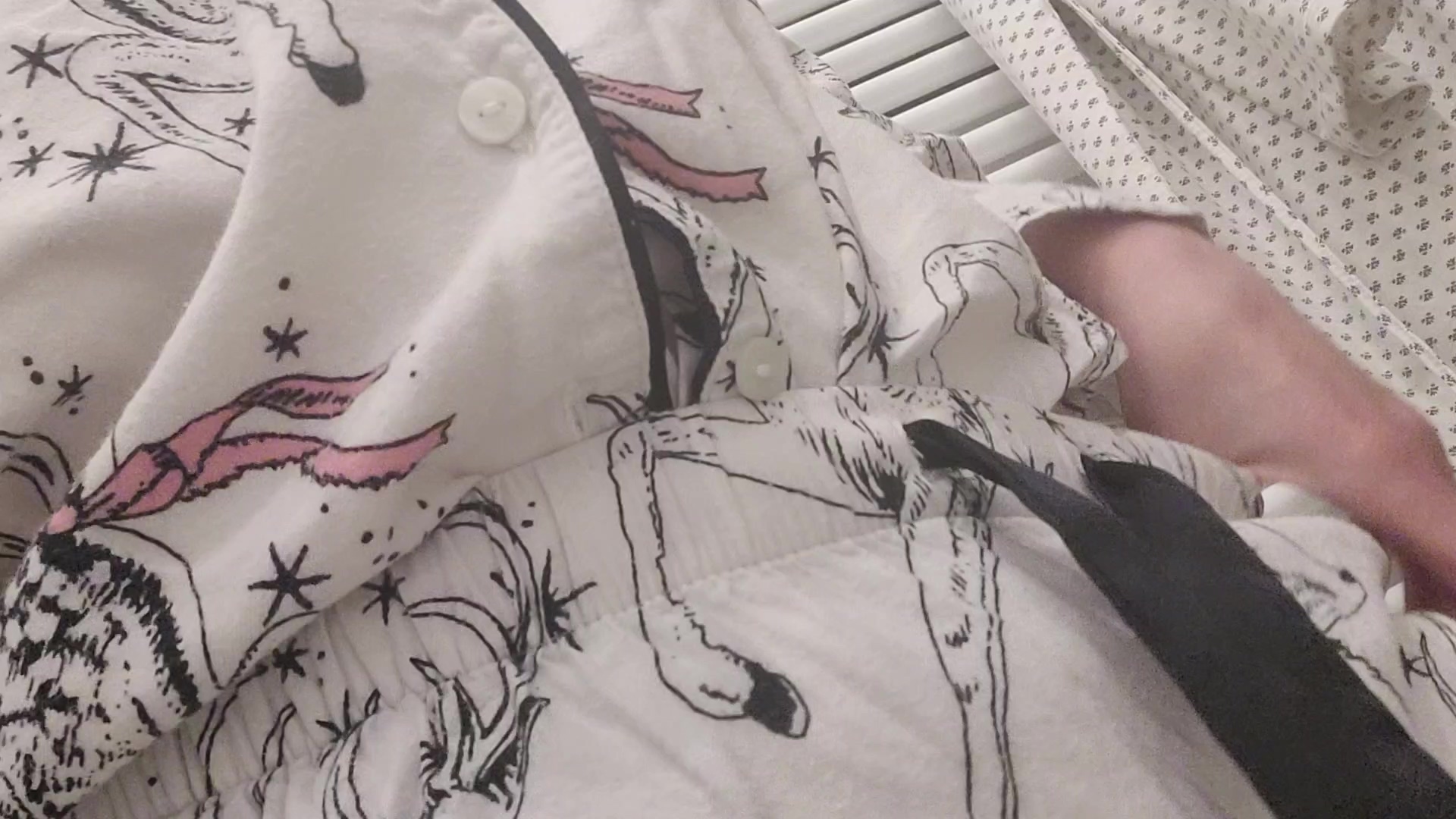 Daily Geilheit! oh nein es ist feucht unterm Pyjama hilfe! Gerade erst habe ich meinen Pyjama angezogen und schon spüre ich wie es feucht zwischen den Beinen wird. Es hilft alles nix, die Hose muss runter, nicht nur weil ich mein Höschne vergessen habe anzuziehen.