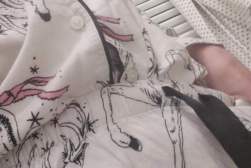 Lou-ShayenneVolpe: Daily Geilheit! oh nein es ist f****t unterm Pyjama hilfe!