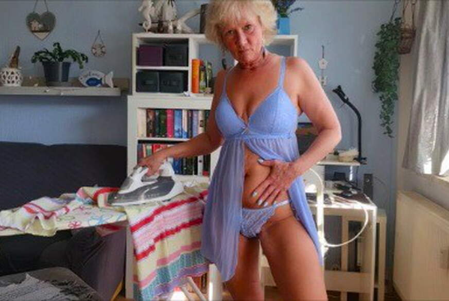 HotIbizalady: Auch bei der Hausarbeit