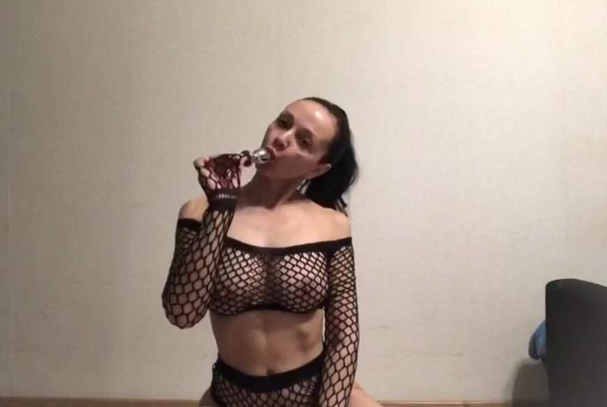 ReifeNadine: A**lplug im Mund und P***y