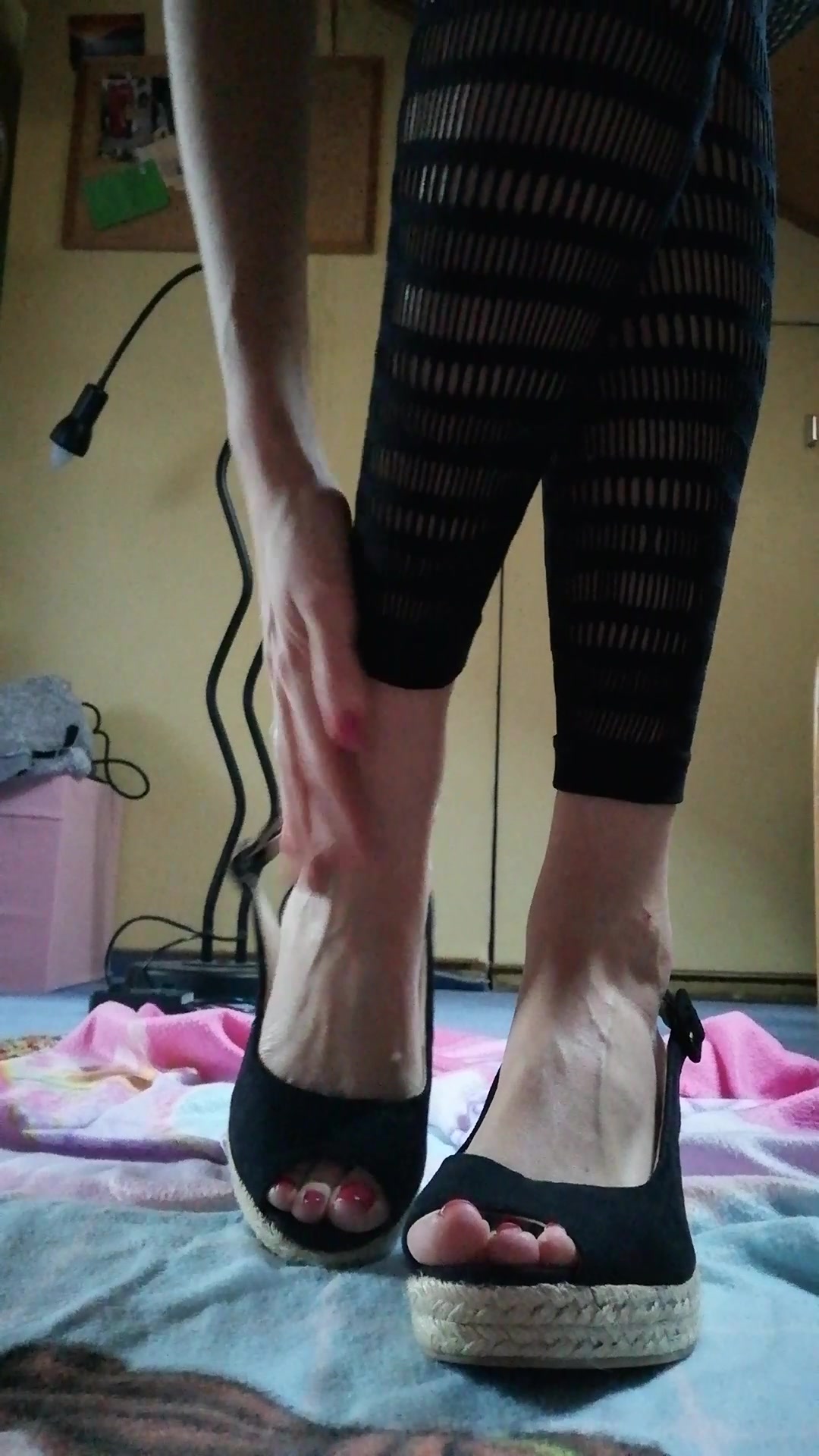 Wie gewünscht hier schon mal ein kurzes Video für euch.
Zeige euch meine Füsse, meinen Hintern und creme mich ein bisschen ein.
Ich hoffe, euch gefällt es?
Bitte nicht so steng sein :-P