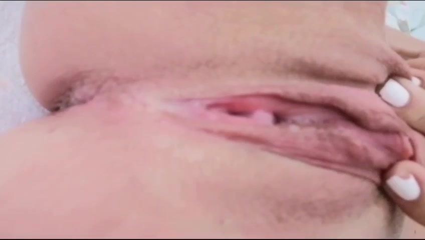 Hier einmal meine nasse Pussy kurz vor dem Kommen extra in Slow Motion   Geil, oder geil?  