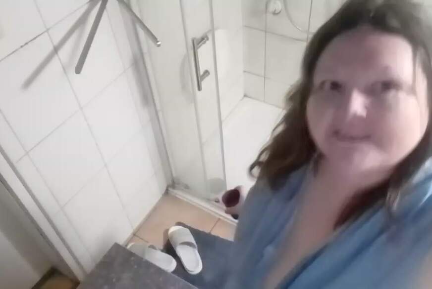 tammara28: Duschen im Kittel mit Natursekt e*******t