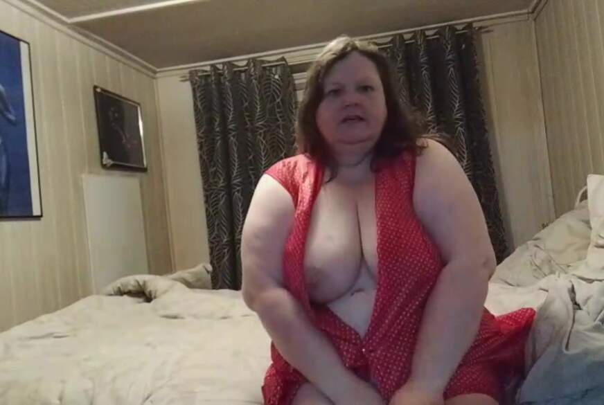 tammara28: Wunschvideo im Kittel, Nylons Hausschuhen verschwitzt