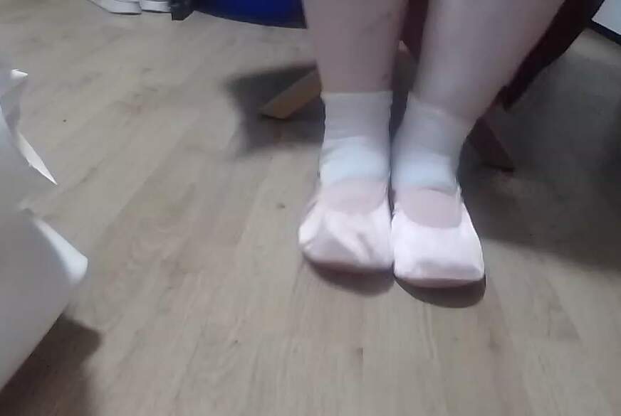 tammara28: Meine ersten Gymnastikschläppchen mit weißen Socken