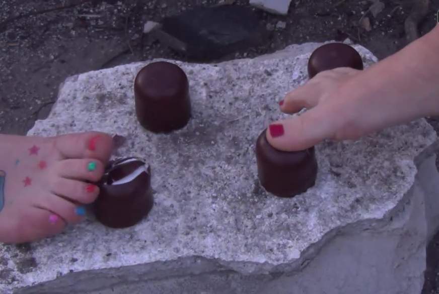 Wetgirl6: 2 Girls 2 Füße 5 Mohrenköpfe