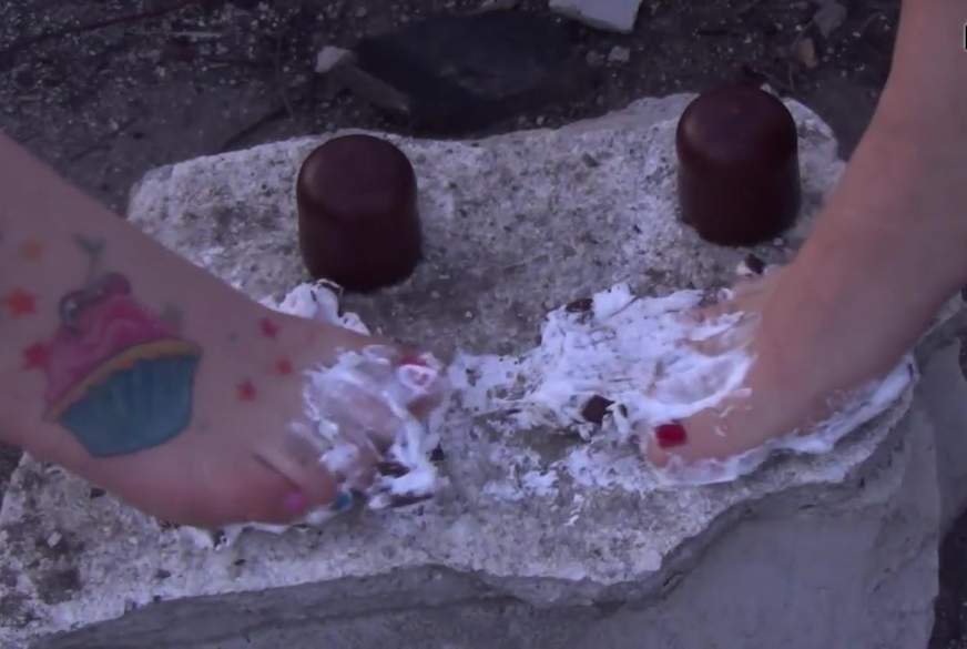 Wetgirl6: 2 Girls 2 Füße 5 Mohrenköpfe