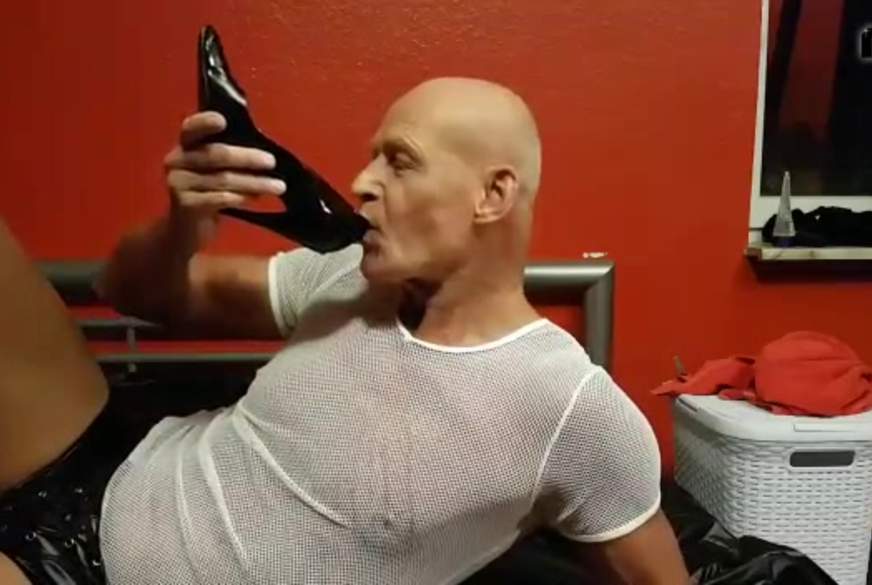 PamelaDeluxe: Nylonfetischist trinkt Natursekt aus Pump und l***t