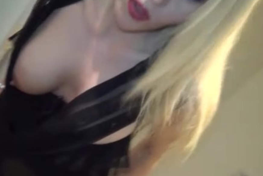 PamelaDeluxe: Geile S******e auf Toilette g*****t mit B**wjob bis zum Schluß