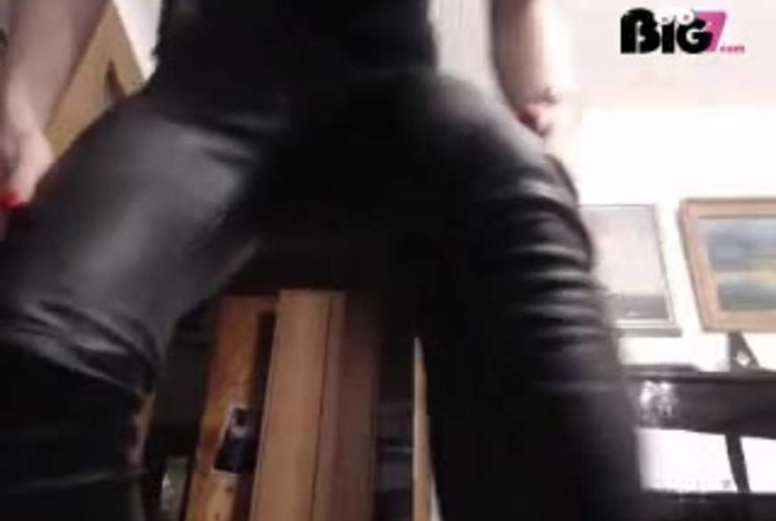 PamelaDeluxe: hemmungslos w***n in Lederleggings