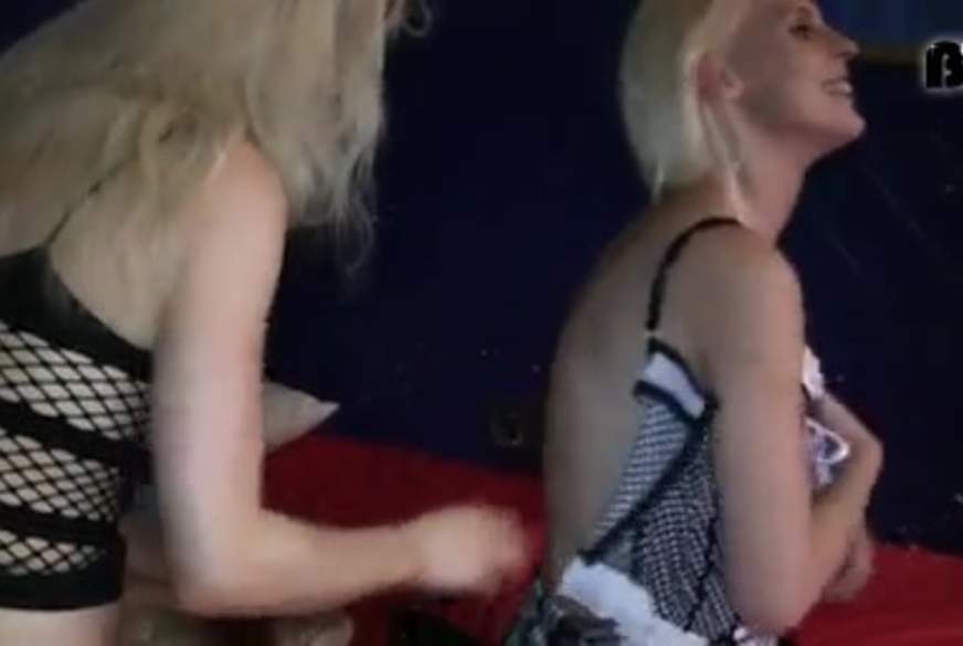 PamelaDeluxe: Corsage öffnen und W****e