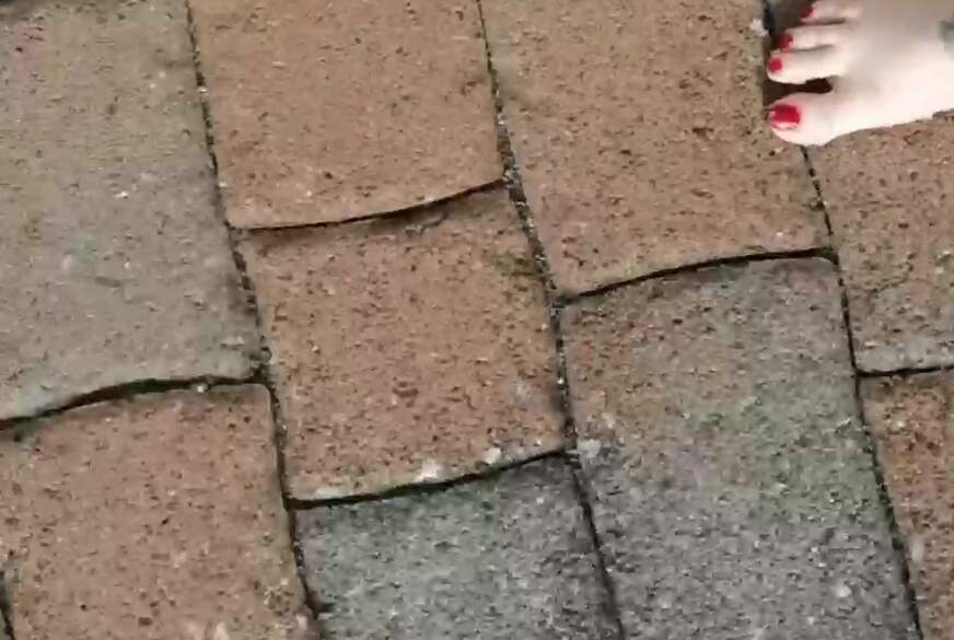Jeannyb***h: Gang durch den Schnee und Fußnägel lackieren