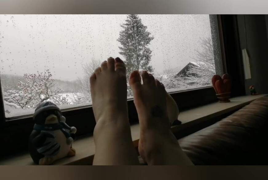 Jeannyb***h: Gang durch den Schnee und Fußnägel lackieren