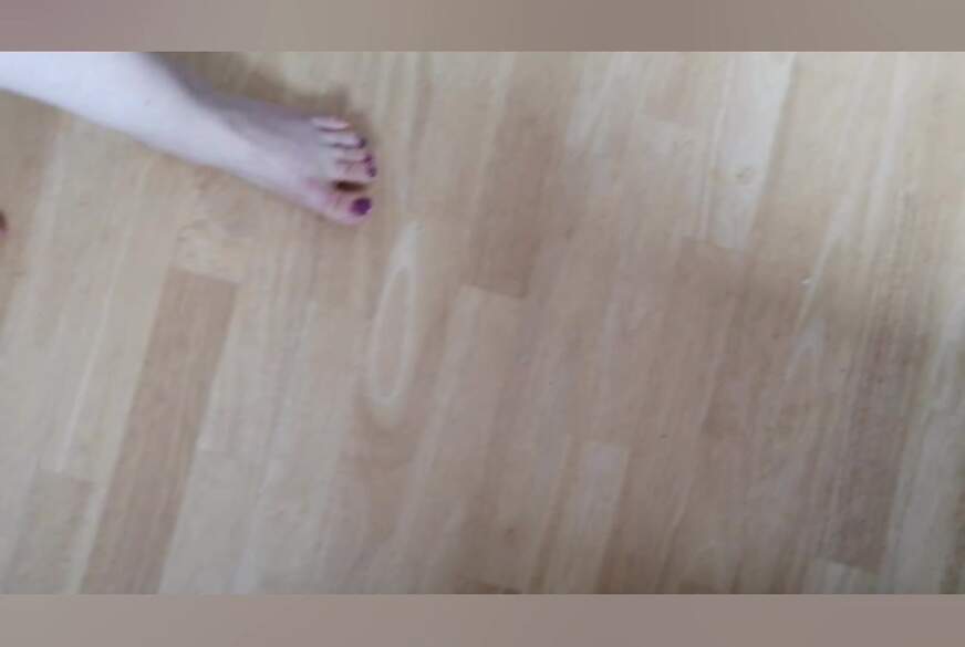 Jeannyb***h: Gang durch den Schnee und Fußnägel lackieren