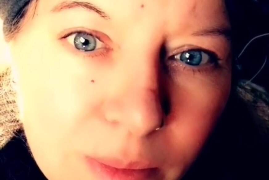 Jeannyb***h: Brüste eincremen macht Spaß