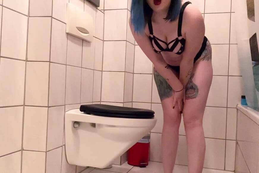 DavinaDark: Deine Herrin P**st für dich und du darfst sauber l****n