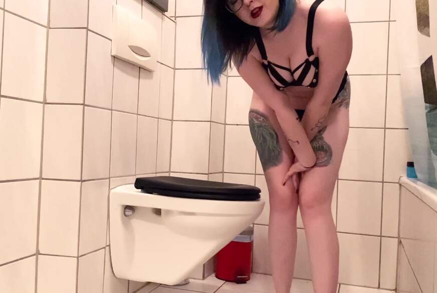 DavinaDark: Deine Herrin P**st für dich und du darfst sauber l****n