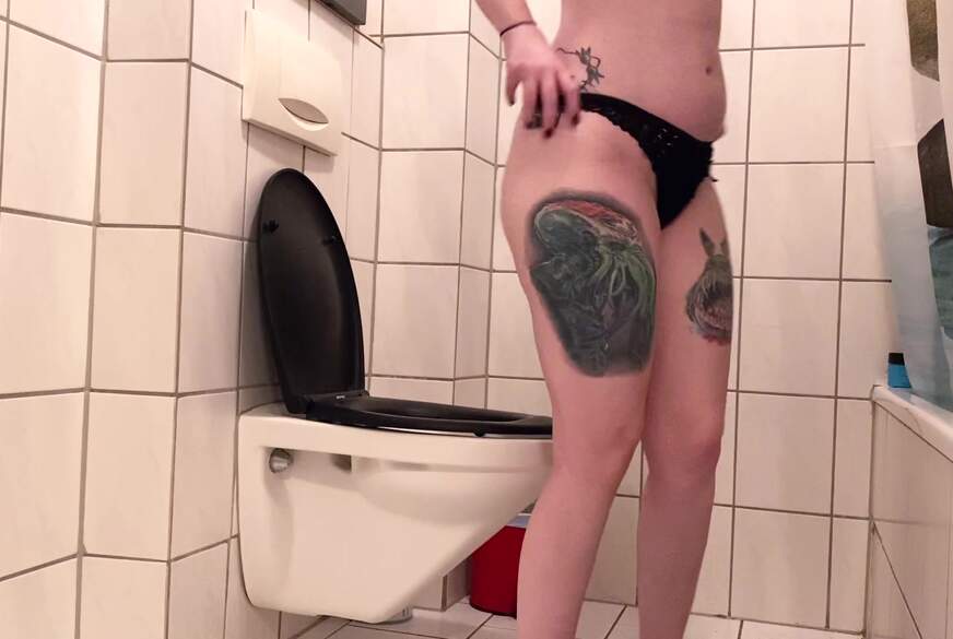 DavinaDark: Deine Herrin P**st für dich und du darfst sauber l****n