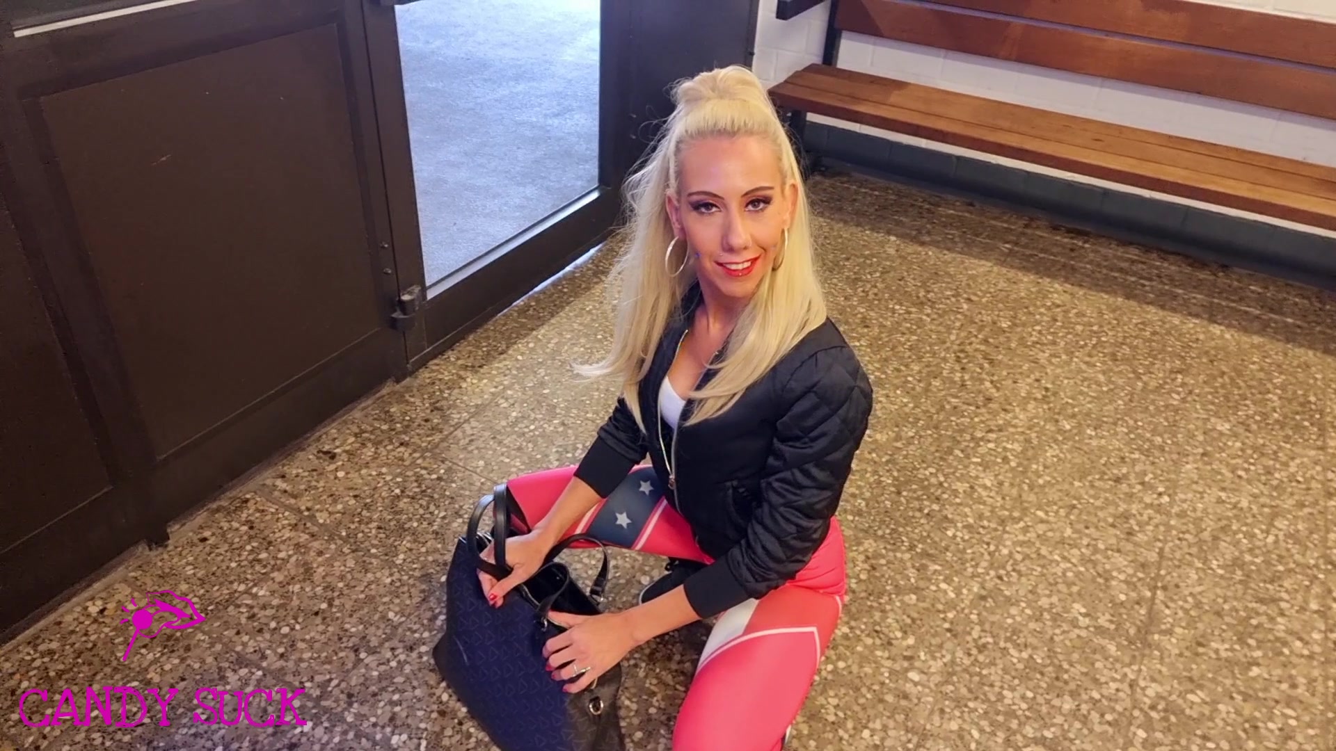 Na toll, da stehe ich, am Parkticket-Automat und hab tatsächlich keinen Geldbeutel dabei ... 
Wie bekomme ich jetzt am schnellsten mein Auto aus dem Parkhaus ? 
Ich muss gar nicht lange überlegen, da bietet sich mir auch schon die Gelegenheit!