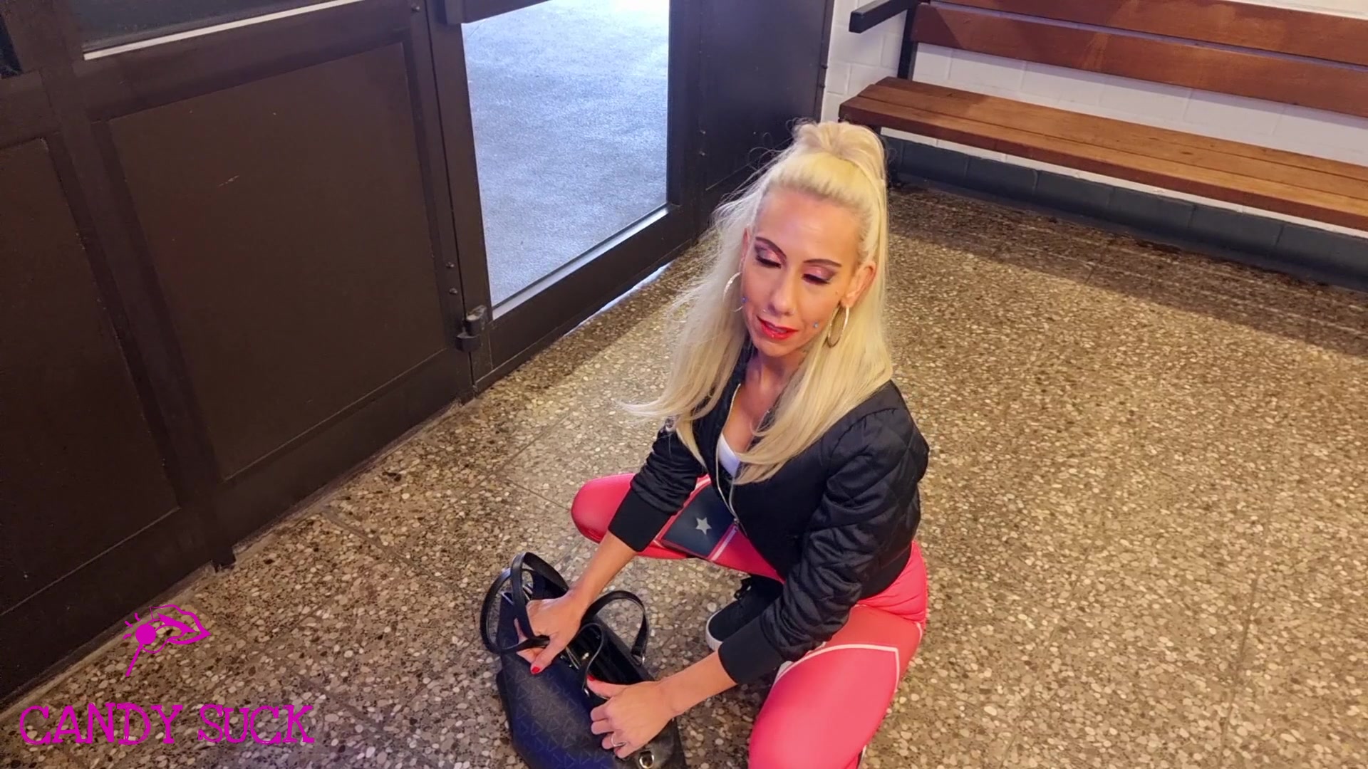 Abgefickt für ein Parkticket direkt im Parkhaus Na toll, da stehe ich, am Parkticket-Automat und hab tatsächlich keinen Geldbeutel dabei ... 
Wie bekomme ich jetzt am schnellsten mein Auto aus dem Parkhaus ? 
Ich muss gar nicht lange überlegen, da bietet sich mir auch schon die Gelegenheit!