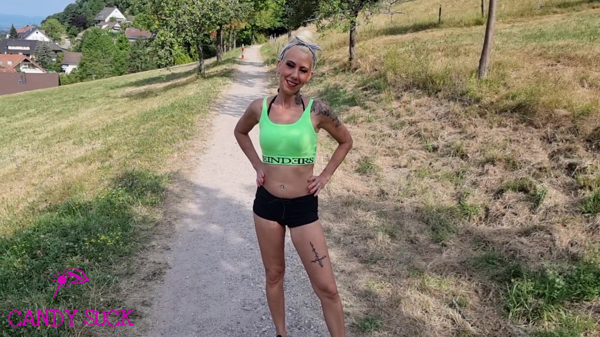 Geil ! 
Kurz beim beim joggen ne Pause gemacht und dem Typ erst mal einen geblasen!
Wenn ich ihm schon seinen Schwanz  blase dann kann er mich ja auch richtig geil im Wald durchficken! 
Mit frisch durchgefickter Pussy, lässt es sich doch gleich viel entspannter weiterlaufen!
