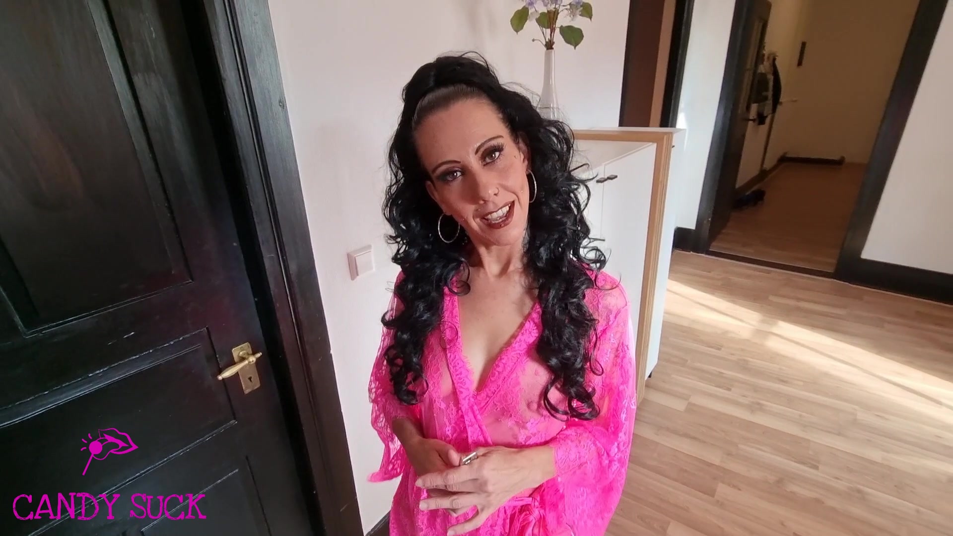 So früh am Morgen erwarte ich eigentlich keinen Besuch. 
Mein lieber Nachbar, hat sich mal wieder ausgesperrt!
und ich war mal wieder mega geil  
da kann ich ihn doch nicht einfach wieder gehen lassen?!?