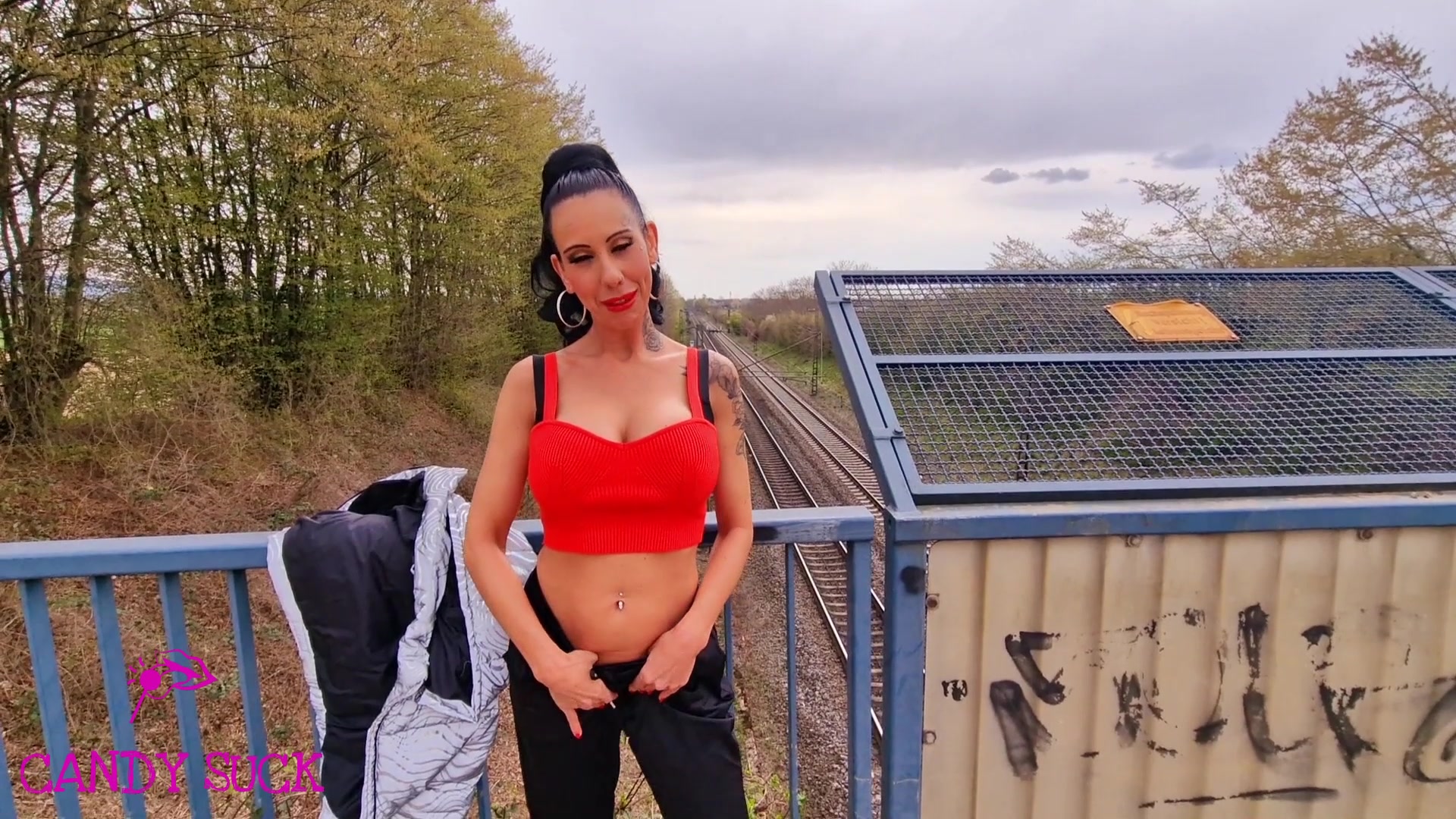 Endlich wieder warmes Wetter ! 
Geil bin ich sowieso, warum dann nicht beim spazierengehen eine Fickpause einlegen ?? Immerhin steh ich total auf outdoor und ganz ehrlich, mir ist es doch egal wer mir dabei zuschaut ^^ Ich frag mich aberwas der Zugfahrer wohl gedacht hat !?