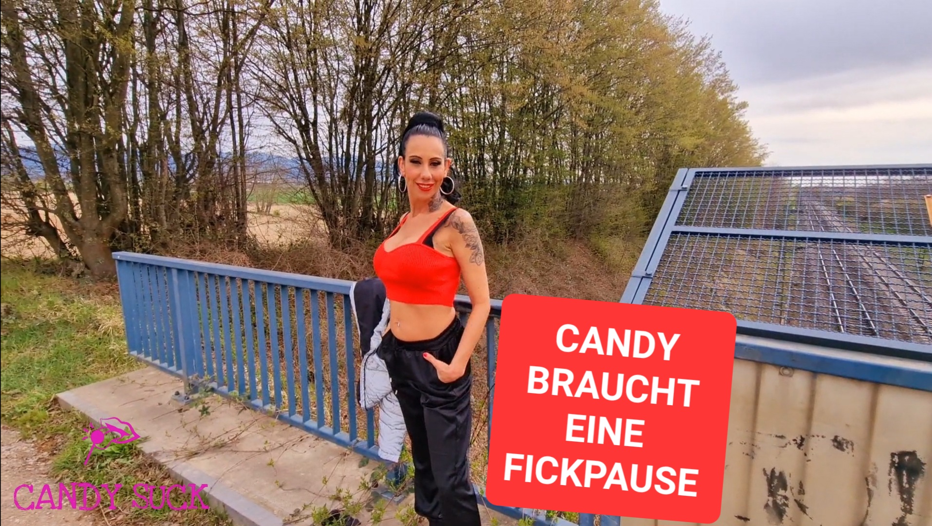 Candy braucht eine Fickpause Endlich wieder warmes Wetter ! 
Geil bin ich sowieso, warum dann nicht beim spazierengehen eine Fickpause einlegen ?? Immerhin steh ich total auf outdoor und ganz ehrlich, mir ist es doch egal wer mir dabei zuschaut ^^ Ich frag mich aberwas der Zugfahrer wohl gedacht hat !?