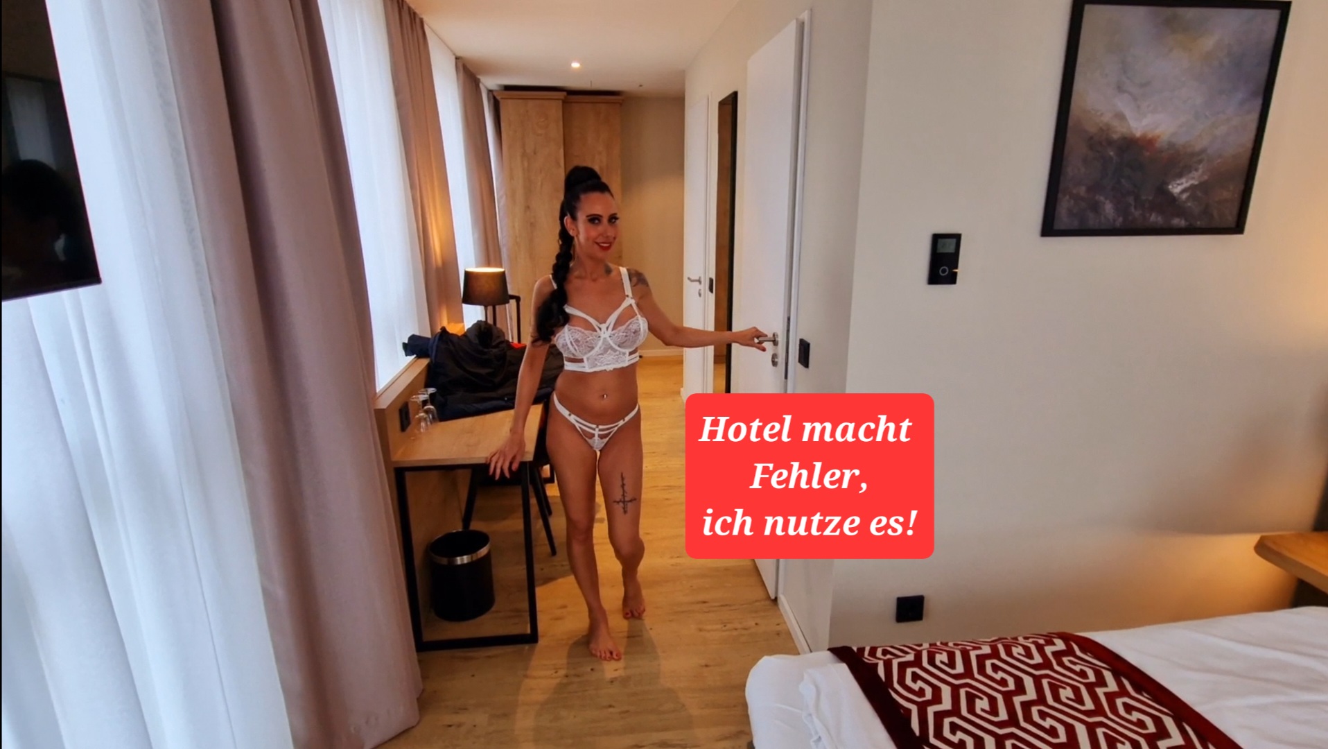 So etwas kann ja nur mir passieren ^^

Da wollte ich mich für mein Date am Abend schick machen, steht plötzlich ein Typ in meinem Zimmer.

Sagt er wäre gerade mit seiner Frau eingcheckt..... 

Keine Frau in Sicht dafür ein Schwanz direkt in meinem Zimmer, besser kann es nicht laufen.

Nach zwei Tagen Sexentzug gönne ich mir den Schwanz.