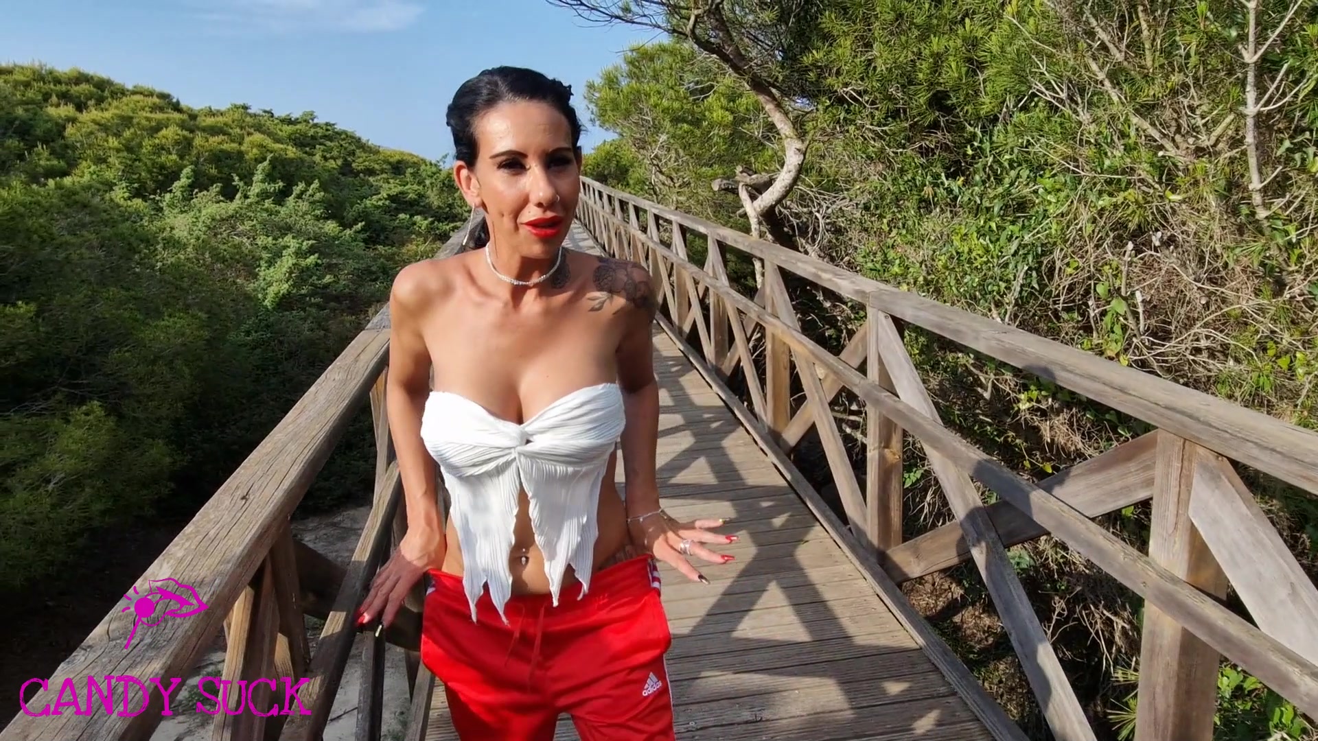 Sooooooooo lange ist es her, hier kommt der erste Candy Pissclip 2023!!!!! 
Sommer, Sonne und Candys Natrusekt. 
Unterwegs zum Meer ich musste einfach pissen.
Und ntürlich hab ich es für dich aufgenommen, damit ich es dir zeigen kann :)