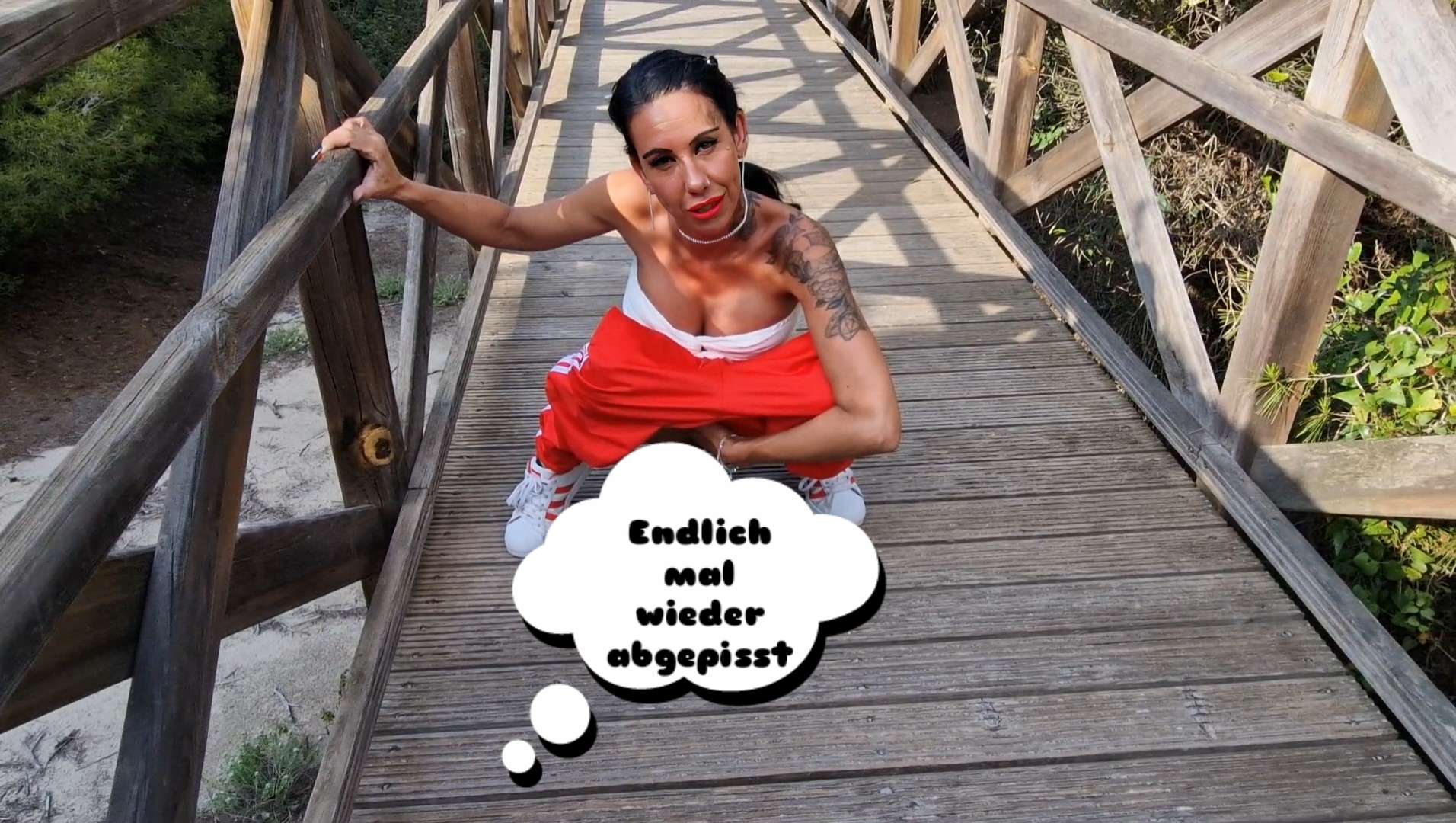 Endlich mal wieder abgepisst Sooooooooo lange ist es her, hier kommt der erste Candy Pissclip 2023!!!!! 
Sommer, Sonne und Candys Natrusekt. 
Unterwegs zum Meer ich musste einfach pissen.
Und ntürlich hab ich es für dich aufgenommen, damit ich es dir zeigen kann :)