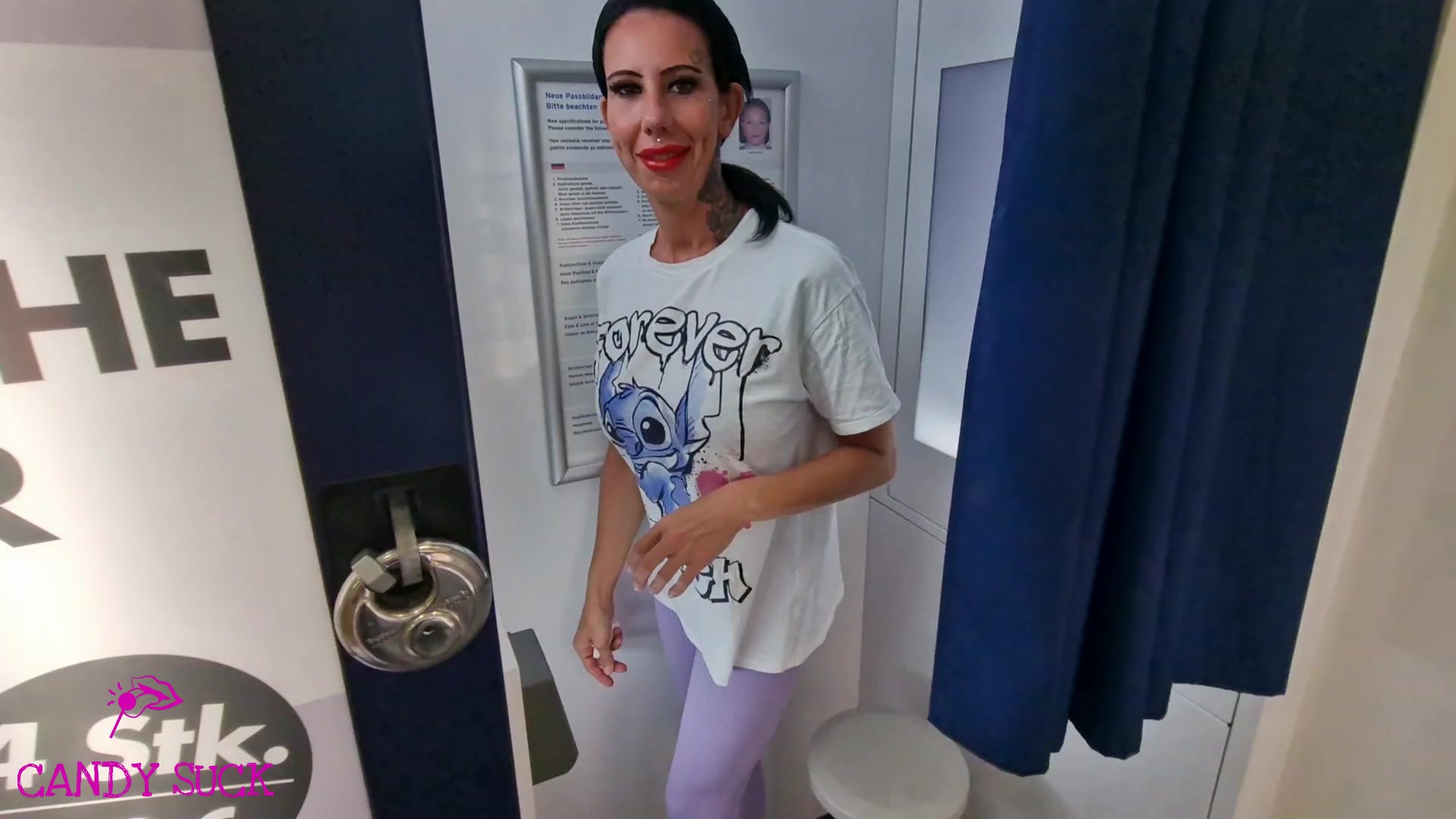 Was für ein Adrenalilkick.
Im vollen Einkaufcenter musste ich mal wieder pissen. 
Da bietet sich die Gelegenheit doch ein dreistes Public-Piss-Video zu machen :) 
Einfach in den Passbild-Automaten reingesetzt und hingepisst ......