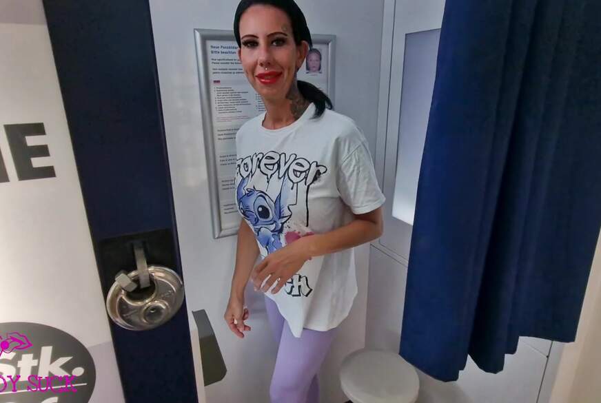 Dreist in den Passbild-Automat g*****t von Queen Candy