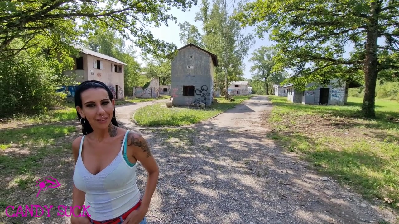 Ich bin mal wieder unterwegs, diesmal an einem ganz besonderen Ort.
Und wie immer war ich einfach geil ... 
Wie weit komm ich mit dem Schwanz durch ein leerstehendes Dorf bevor er abspritzt ?? 
Was meinst du wie weit ich gekommen bin ?