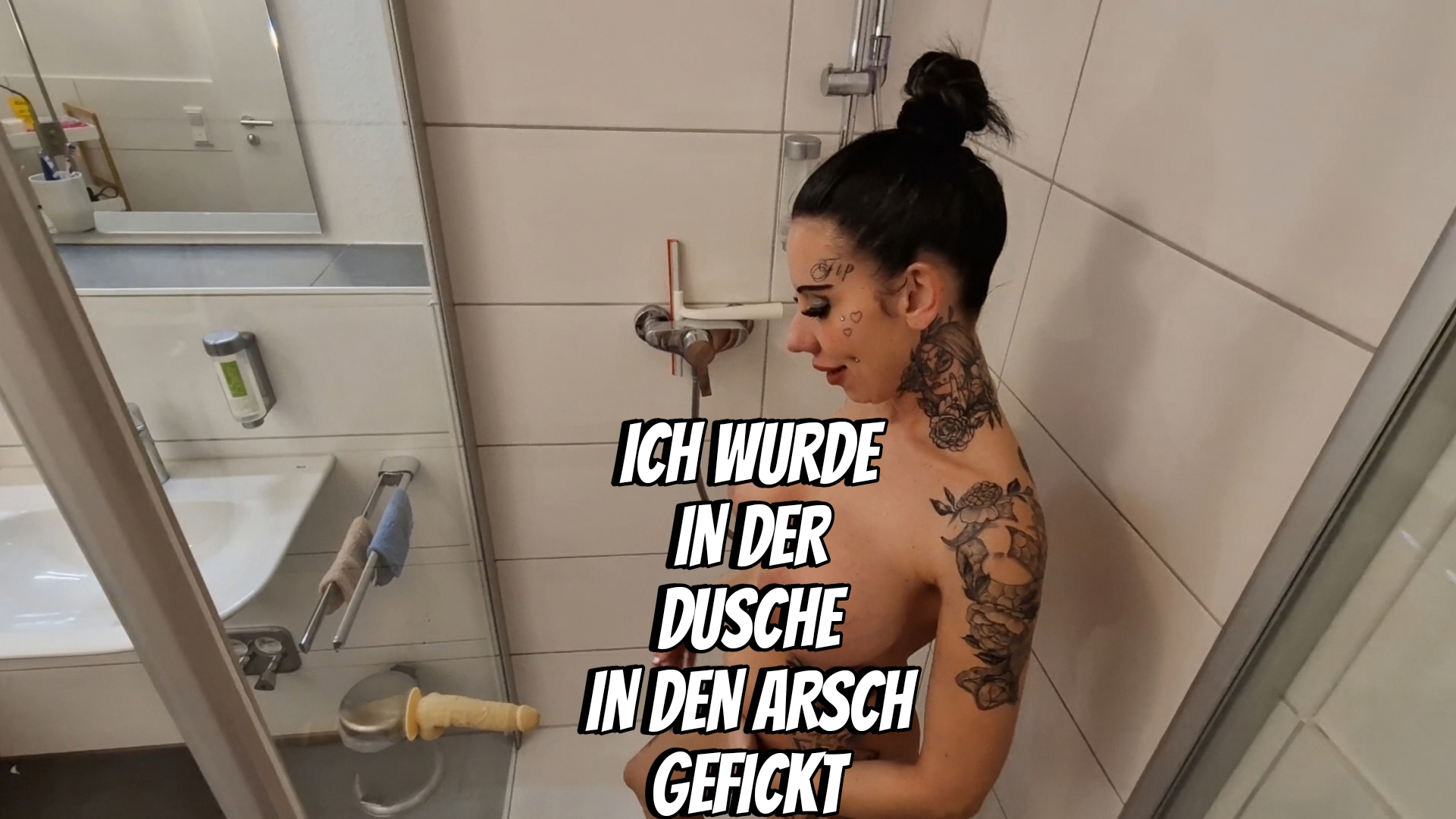 OMG 
Das ist mir ja noch nie passiert^^

Ich besorge es schön meiner Arschfotze mit einem Dildo in der Dusche und plötzlich geht die Tür auf....
Eiskalt erwischt mit dem Dildo im Arsch.
Aber ich lasse mich davon nicht durcheinander bringen.
Ich ersetzte einfach den Dildo durch seinen Schwanz. 
Denn der kann ja auch immerhin spritzen !