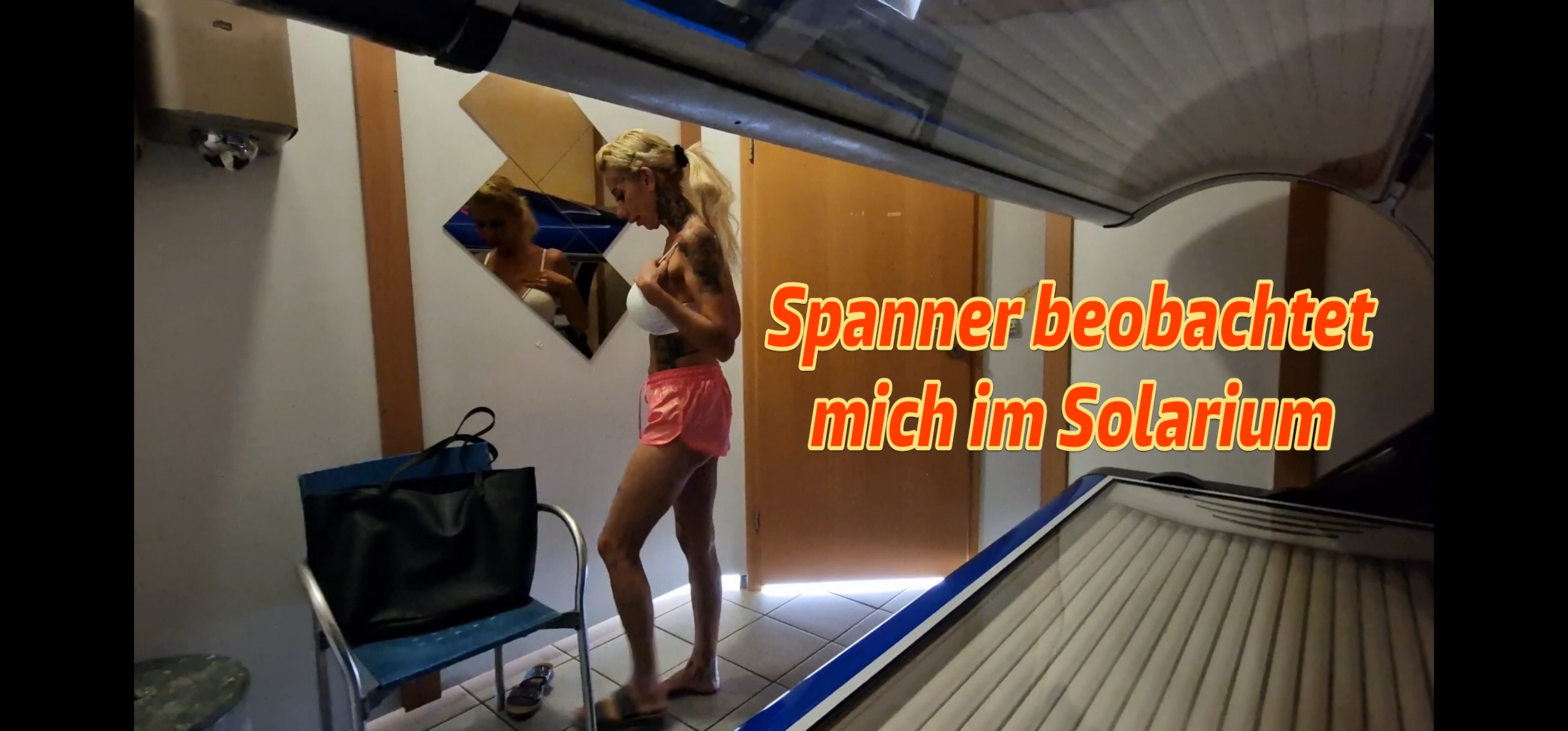 Spanner beobachtet mich im Solarium Heftig ^^ Ein Spanner bei mir in der Solikabine Nichtsahnend lege ich mich unter die sonnen bank :) Ich bemerke plötzlich das ich beobachtet werde . Stelle ihn zu rede und frage warum er ohne mich wixxen will :) Nackt hat er mich sowieso schon gesehen, statt wixxen muss er mich jetzt ficken