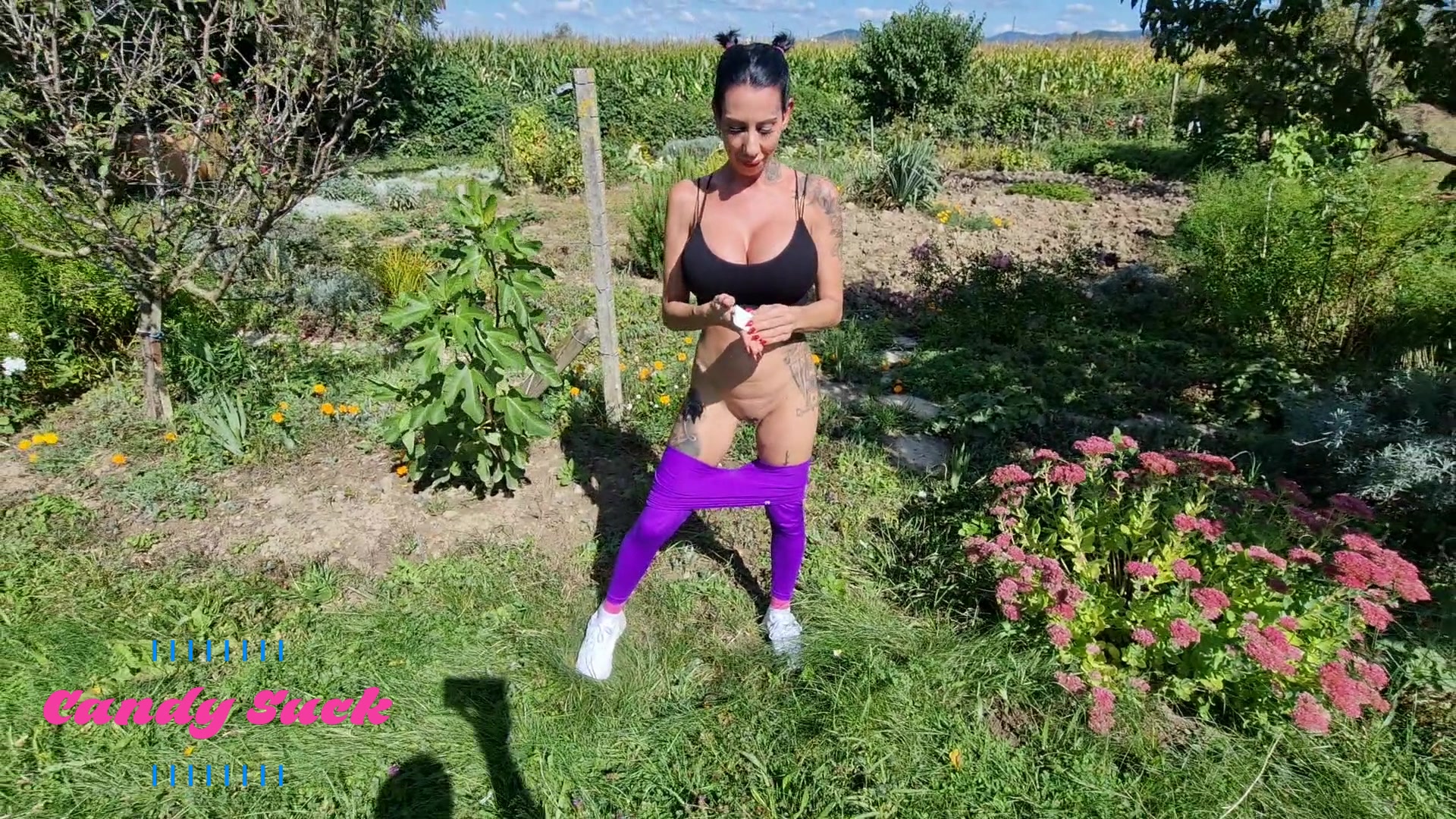 Ich piss ganz frech bei meinem Nachbarn in den Garten Lieber Nachbar ! 

Falls du das Video hier siehst ;) es ist so wie es ist ... 

Ich war in deinem Garten und habe dort ordentlich abgepisst !

ps: selber schuld ^^
